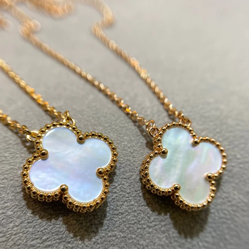 Clover Pedant White Mop Necklace